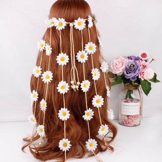 « Couronnez vos cheveux d’un souffle de nature avec ces guirlandes florales bohèmes. Un accessoire délicat qui sublime vos coiffures, entre fraîcheur et féminité. »